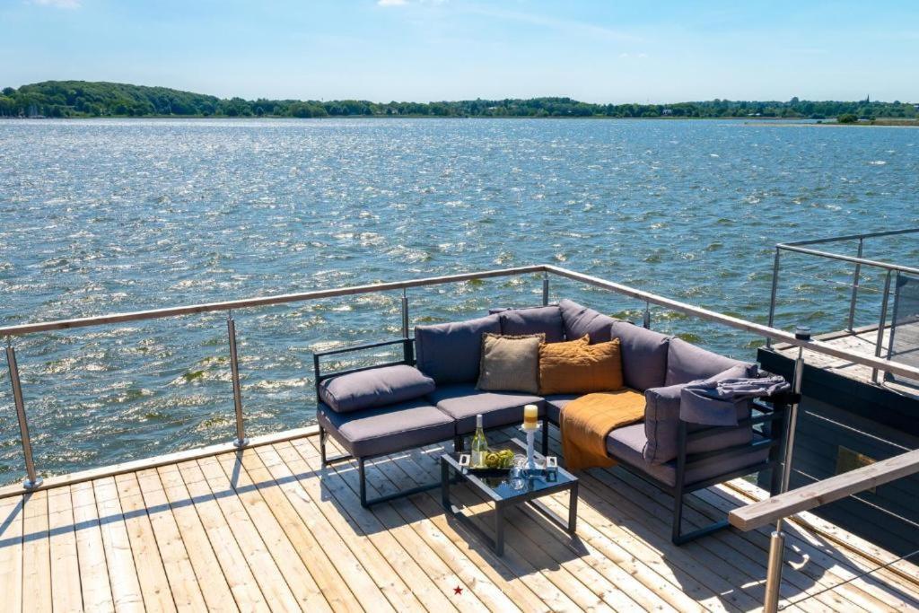 Hausboot Gluecksmomente Mit Dachterrasse In Schleswig Am Ostseefjord Schlei ภายนอก รูปภาพ
